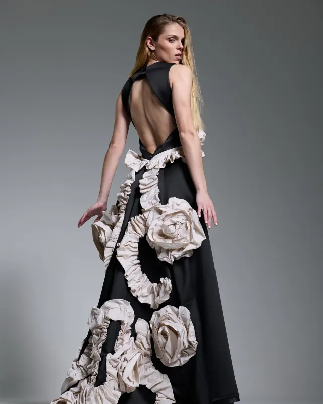 Espalda al descubierto del vestido de gala negro con rosas tridimensionales