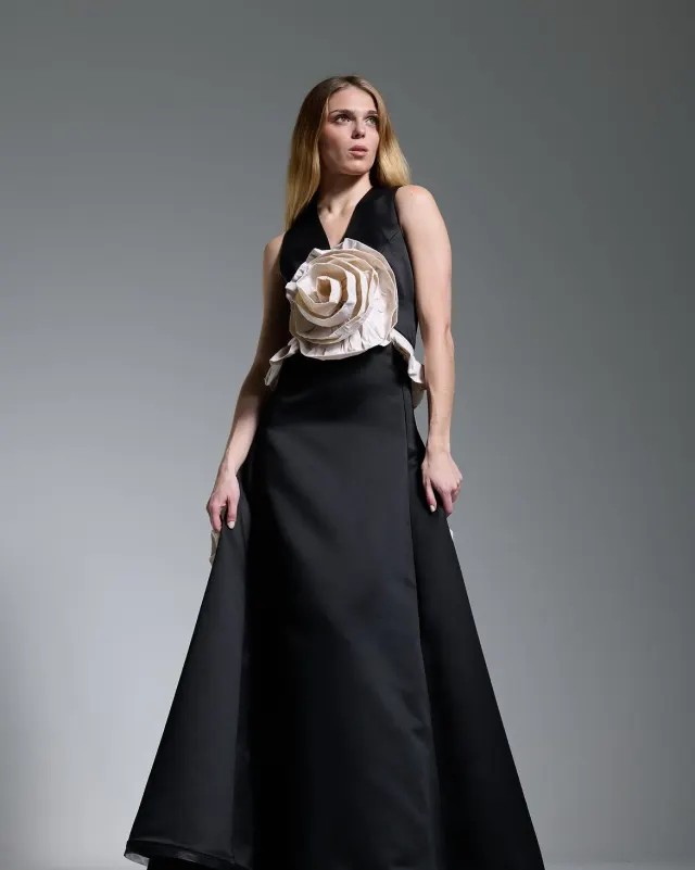 Vestido de gala negro con rosetón de tafetán en crudo, vista frontal