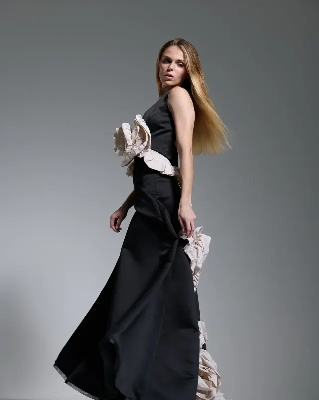 Perfil del vestido de gala negro con aplicaciones en crudo