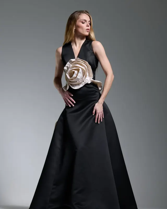 Detalle del rosetón en el talle del vestido negro de alta costura