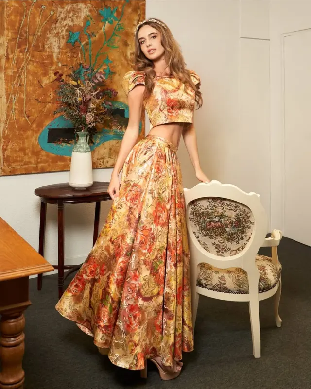 Conjunto de invitada de dos piezas en brocado floral dorado, en el atelier
