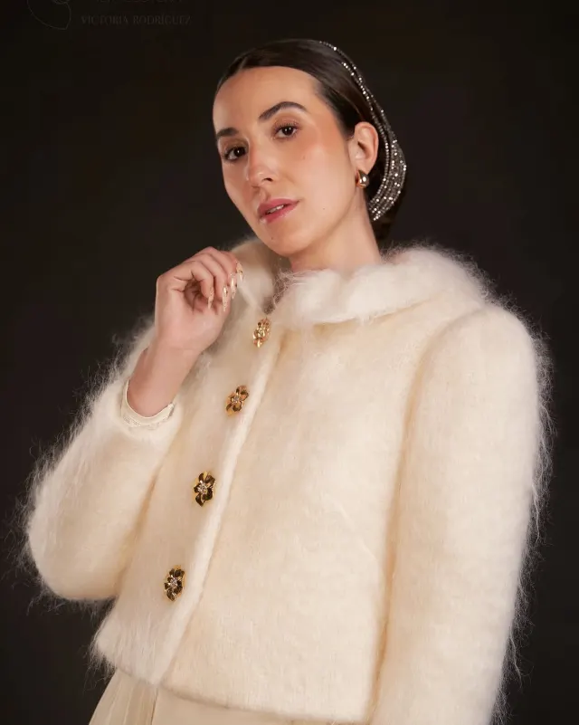 Chaqueta de mohair marfil con botones joya y tocado de cristal, pieza de madrina
