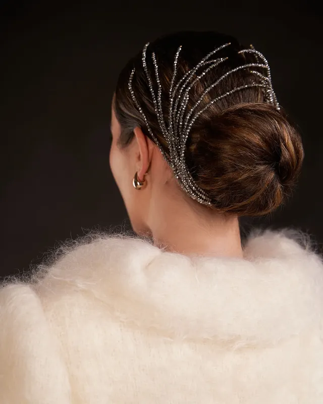 Tocado de cristal sobre recogido bajo, con capa de mohair marfil